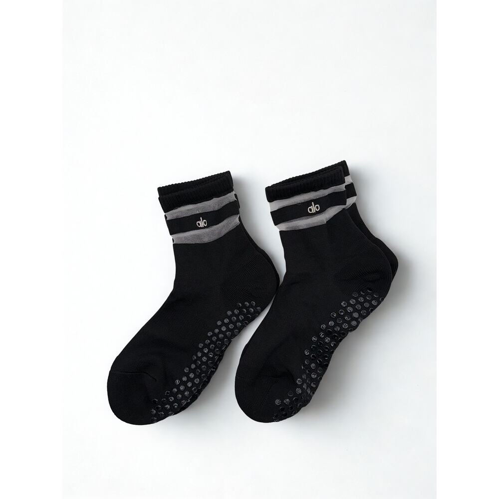 2 Pairs Alo Yoga Women's Pulse Grip Sock Size S/M for shoe size 4-10